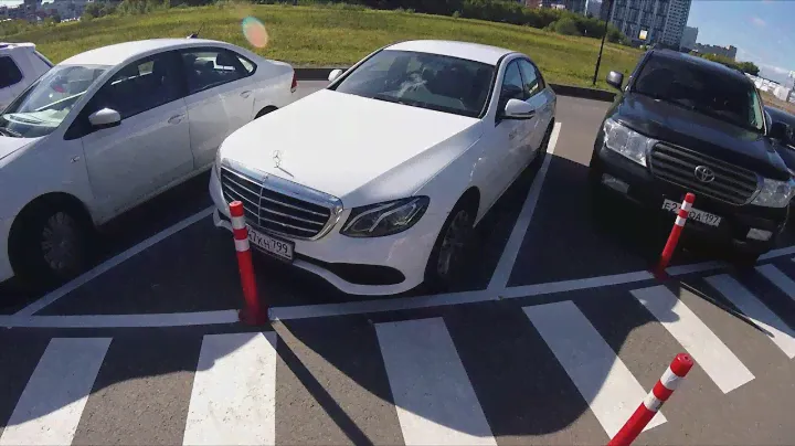 Взял Mercedes E200 - премиальный пластик, но едет по-настоящему